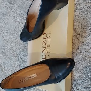 Enzo Angiolini size 6 1/2 navy heel